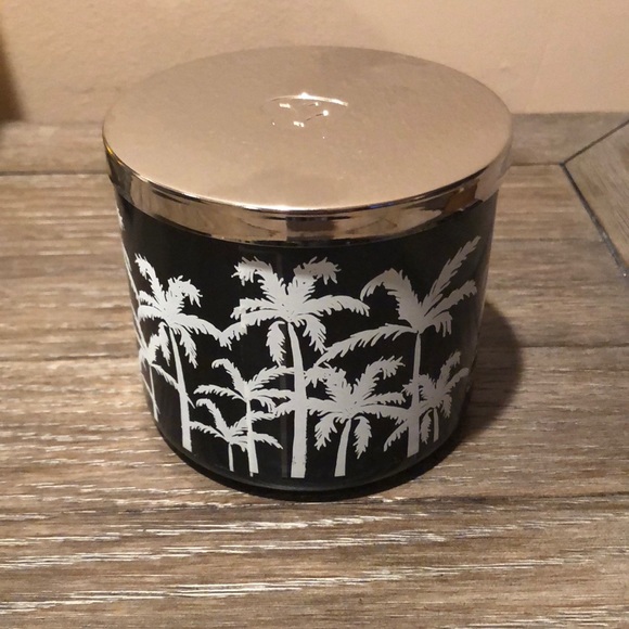 Victoria’s Secret Coconut & Palm Leaves candle - Picture 2 of 5